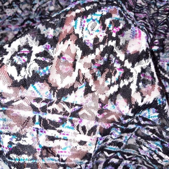 BUNDLE OF 2 | NO BOUNDARIES SHEER LACE TOP W/BATWING SLEEVES | XL {15-17} - Picture 10 of 14